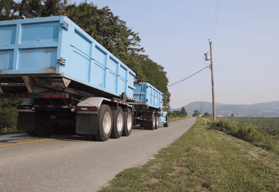 Un camion di trasporto rifiuti